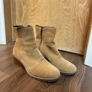 Sorel ankle boots with small heel - only worn a few times!